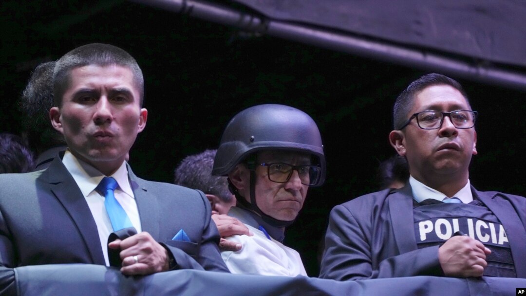 Con un chaleco antibalas y un casco balístico, el aspirante presidencial Christian Zurita, del "Movimiento Construye", sustituto del recientemente asesinado Fernando Villavicencio, asiste a su acto de clausura de campaña en Quito, Ecuador, el jueves 17 de agosto de 2023. 