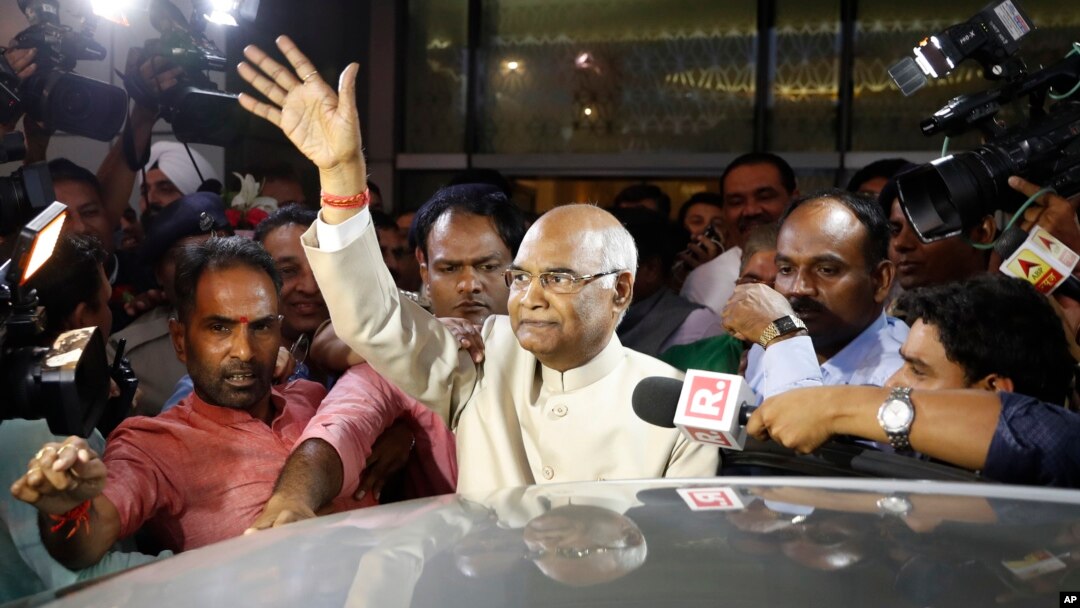 ARSIP – Ram Nath Kovind, tengah, melambaikan tangannya kepada media saat tiba di Bandara New Delhi, India (foto: AP Photo/Tsering Topgyal) 