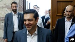 ဂရိဝန်ကြီးချု့် Alexis Tsipras နဲ့ အာဏာရပါတီက ဥပေဒပြလွှတ်တော် အမတ်တွေ အေသင်မြို့မှာ လွှတ်တော်အစည်းအဝေးလာရောက်စဉ်။ (ဇူလိုင် ၁၅၊ ၂၀၁၅)