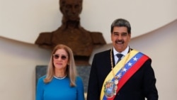 Presiden Venezuela Nicolas Maduro dan istrinya, Cilia Flores,pada hari pelantikannya untuk masa jabatan ketiga selama enam tahun, di Caracas, 10 Januari 2025. 