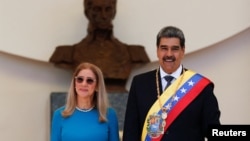 Presiden Venezuela Nicolas Maduro dan istrinya, Cilia Flores,pada hari pelantikannya untuk masa jabatan ketiga selama enam tahun, di Caracas, 10 Januari 2025. 