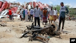 Epave de la voiture piégée après l'attaque d'un convoi militaire de l'Union européenne dans la capitale Mogadiscio, en Somalie, le 30 septembre 2019.