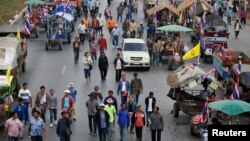 Para petani Thailand turun ke jalan di Ayutthaya memprotes pembayaran beras yang tertunda. Demonstrasi di Bangkok oleh para petani ini akhirnya batal setelah pemerintah berjanji membayar tunggakan beras pekan depan.