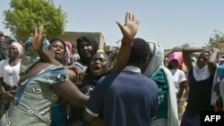 Les personnes en deuil se rassemblent alors qu'elles assistent à une cérémonie funéraire de Synna Garandi, 18 ans, à N'djamena, le 1er mai 2021, après sa mort lors d'une manifestation le 27 avril dans la capitale tchadienne.