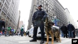 Polisi kota New York, Kirik Boone, dan anjing pelacaknya Kato, berjaga-jaga di Broadway menjelang pertandingan besar Super Bowl (31/1/2014). 