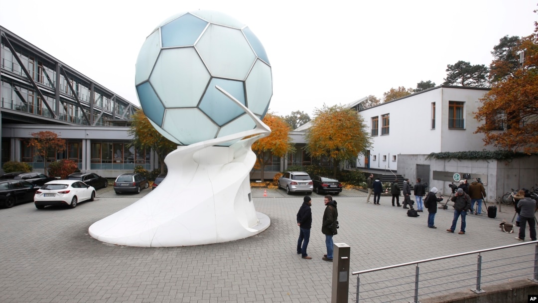 Para awak media menunggu di luar kantor federasi sepakbola Jerman di kota Frankfurt, Selasa (3/11).