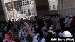 Un espace de la sainte mosquée réservée aux femmes à la Mecque, Arabie saoudite, 8 septembre 2017. (VOA/Siriki Barro)