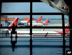 Pesawat Air India diparkir di Bandara Internasional Indira Gandhi di New Delhi, India, Senin, 30 Agustus 2021. (Foto: AP)