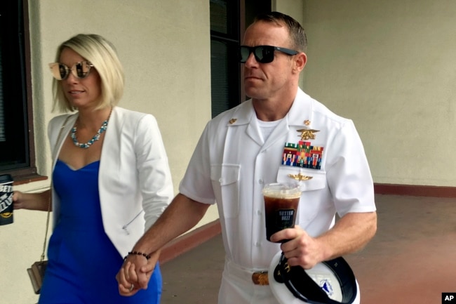 Archivo - El Navy SEAL Edward (Eddie) Gallagher, (derecha) camina junto a su esposa, Andrea Gallagher, a su llegada a una corte militar en San Diego, California, el 26 de junio de 2019.