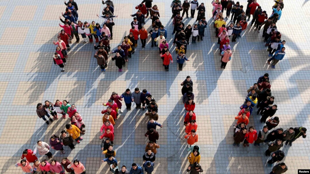 Siswa-siswi SMP di wilayah Ma'anshan, provinsi Anhui, China membentuk formasi barisan bertuliskan "Happy 2014" untuk menyambut datangnya tahun baru (30/12).
