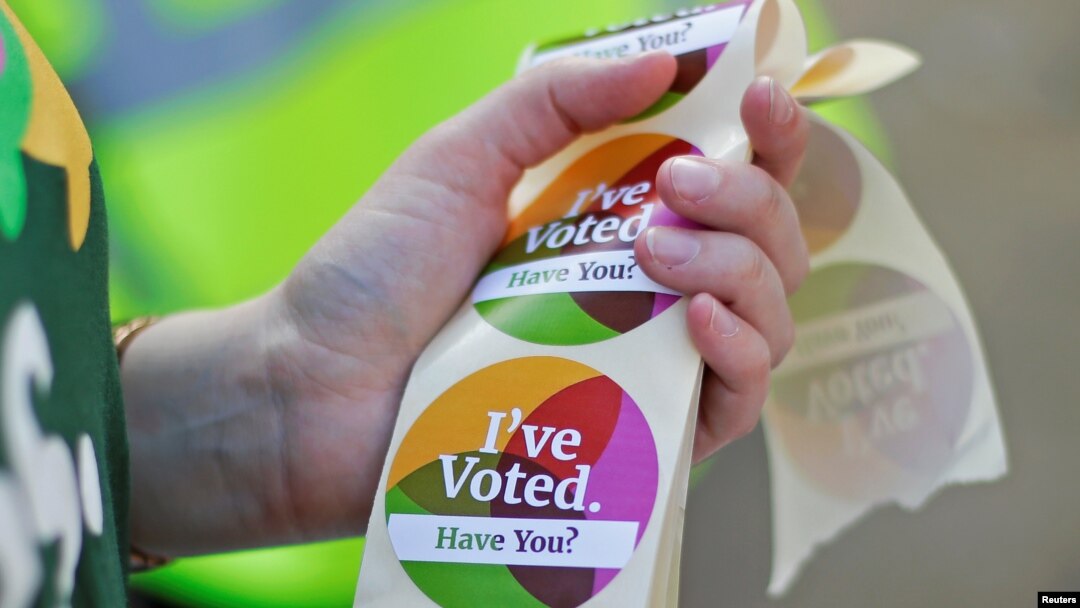 Žena drži nalepnice, dok se u Irskoj održava referendum o liberalizaciji zakona o abortusu, u Dablinu, 25. maja 2018.