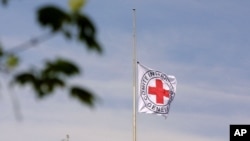 Le drapeau du Comité international de la Croix rouge à Génève, Suisse, 26 avril 2001.