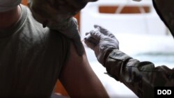 주한미군 장병이 모더나사의 신종 코로나바이러스 백신을 맞고 있다. (미 국방부 제공)