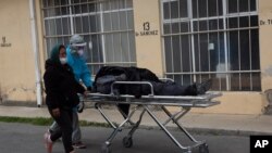 볼리비아의 라파스 종합병원 밖에서 의료진이 코로나 사망자의 시신을 장례식장으로 옮기고 있다.