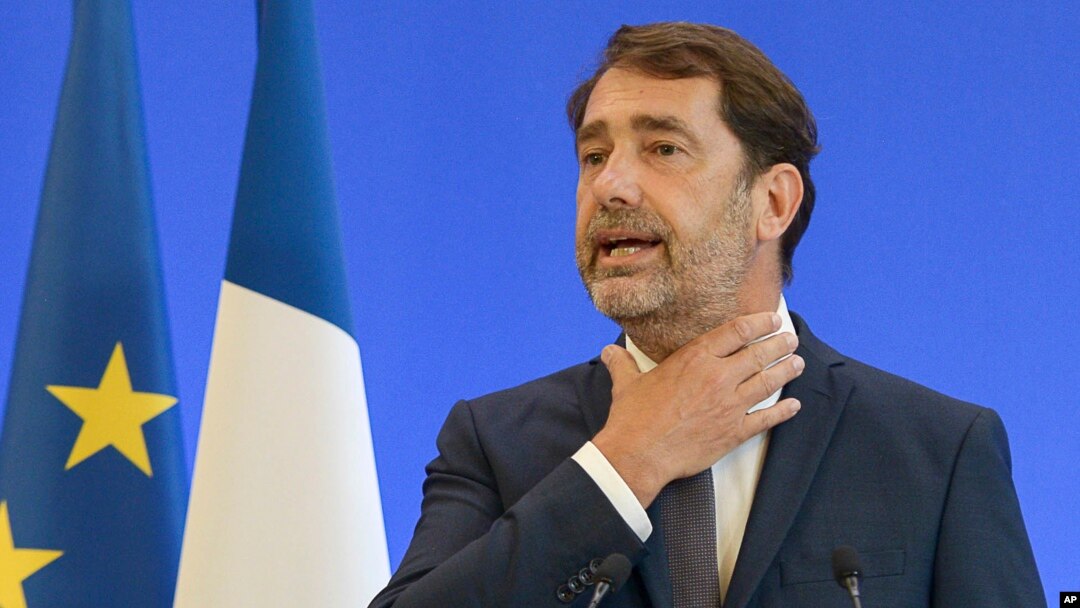 Mendagri Perancis Christophe Castaner mengumumkan larangan mencekik tersangka dalam tahanan polisi dalam konferensi pers di Paris, Senin 8 Juni 2020. 