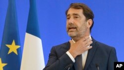 Mendagri Perancis Christophe Castaner mengumumkan larangan mencekik tersangka dalam tahanan polisi dalam konferensi pers di Paris, Senin 8 Juni 2020. 