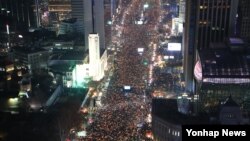 3일 오후 박근혜 대통령 퇴진을 요구하는 6차 주말 촛불집회에 참가한 시민들이 서울 광화문광장을 가득 메운 채 촛불을 들고서 구호를 외치고 있다.