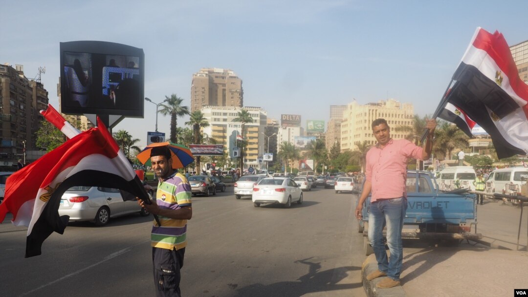 Street vendors salll Egyptian flags on Sinai day in Cairo, April 25, 2016. (VOA Photo/Hamada Elrasam)