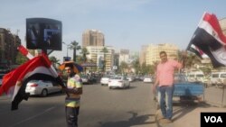 Street vendors salll Egyptian flags on Sinai day in Cairo, April 25, 2016. (VOA Photo/Hamada Elrasam)