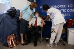 Yehuda Widawsky (102 tahun) menerima dosis ketiga vaksin COVID-19 buatan Pfizer di Tel Aviv, Israel.