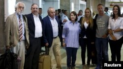 Senadores españoles (izquierda a derecha) Josep Maldonado, Iñaqui Anasagasti, Dionisio García Carnero y Andres Gil García reunidos con Mitzy de Ledezma, esposa del encarcelado alclalde de Caracas Antonio Ledezma, Lilián Tintori, esposa del encarcelado líder Leopoldo López y María Corina Machado.