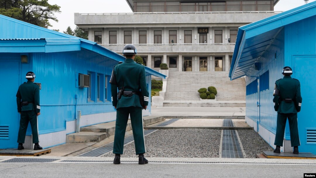 Tentara Korea Selatan siaga sambil memandang ke arah wilayah perbatasan Korea Utara (foto: ilustrasi).