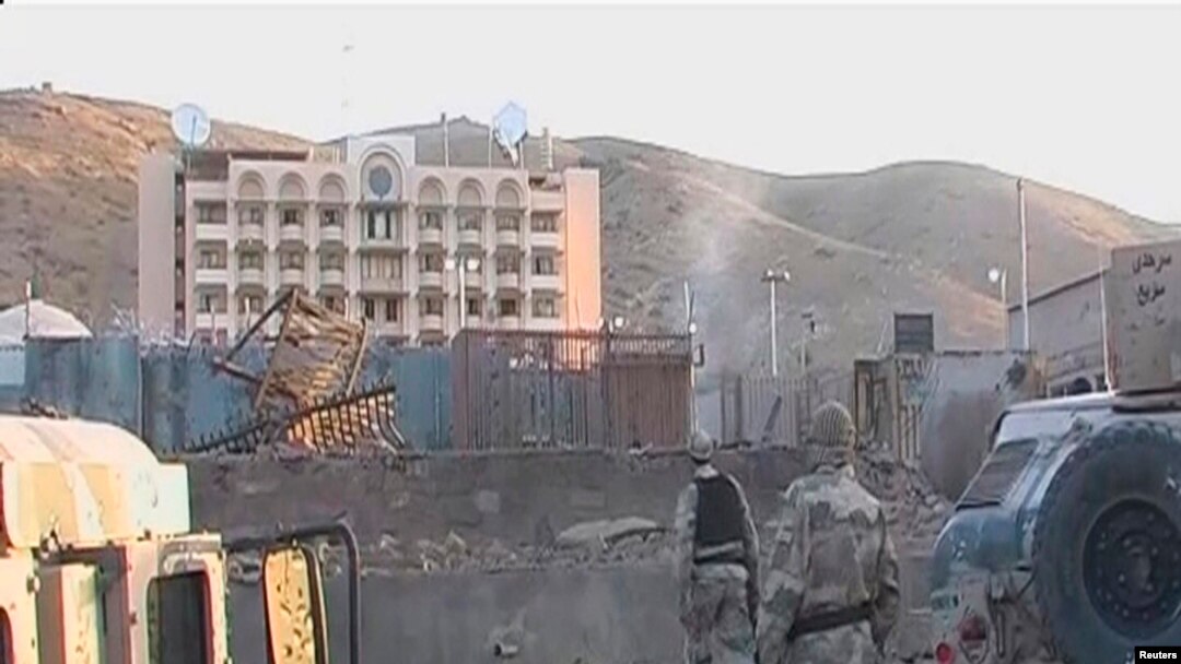Para tentara bergerak menuju Konsulat AS di Herat, Afghanistan pasca serangan pemberontak Taliban, Jumat pagi (13/9).