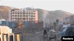 Para tentara bergerak menuju Konsulat AS di Herat, Afghanistan pasca serangan pemberontak Taliban, Jumat pagi (13/9).