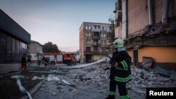 Spasioci na mestu napada u Pokrovsku, na istoku Ukrajine (Foto: Press service of the State Emergency Service of Ukraine/Handout via REUTERS)