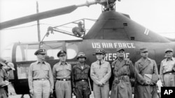 백선엽 장군과 연합군 지휘관들이 1951년 7월 10일 휴전회담을 위해 개성으로 가기에 앞서 기념촬영을 했다. 왼쪽부터 알리 버크 해군 제독, L.C. 크레이기 공군 소장, 백 장군(당시 소장), C. 터너 조이 해군 중장, 매튜 B. 리지웨이 유엔군사령관, 핸리 I. 호디스 육군 소장.