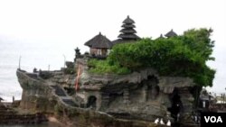 Suasana di Tanah Lot, Bali (foto: dok). Target tingkat kunjungan 7,2 juta wisatawan ke Indonesia tahun ini dipastikan tercapai dan tidak terpengaruh krisis utang di Eropa dan krisis ekonomi global.