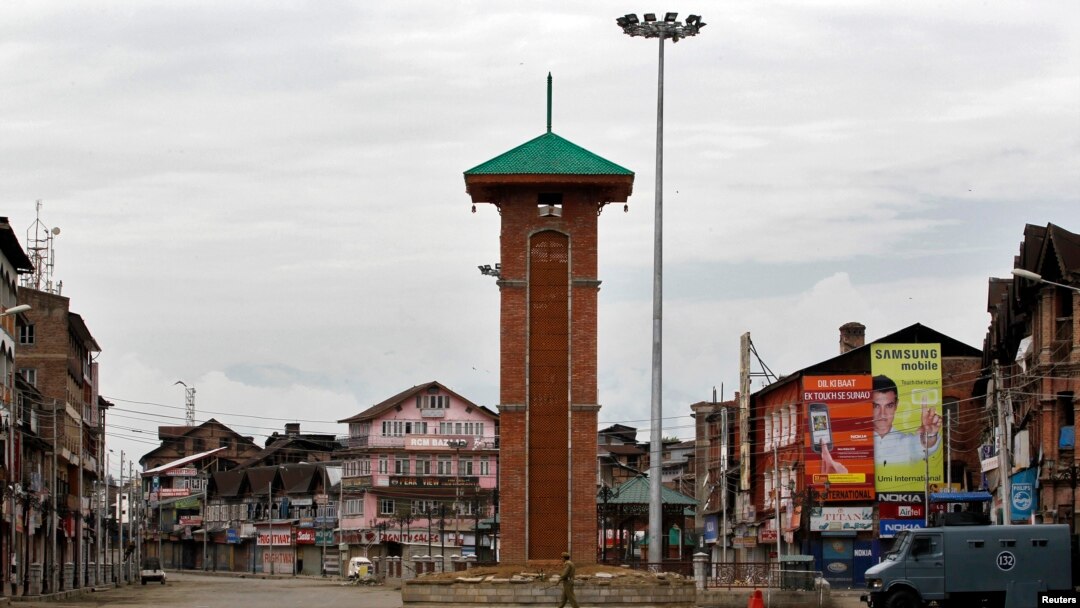 بھارت کی حکومت نے پانچ اگست 2019 کو کشمیر کی نیم خود مختار حیثیت ختم کر کے اسے وفاق کے زیرِ انتظام علاقہ قرار دے دیا تھا۔ 