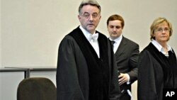 Presiding judge Bernd Steinmetz, left, opens the trial against ten alleged Somali pirates in Hamburg, northern Germany, 22 Nov. 2010