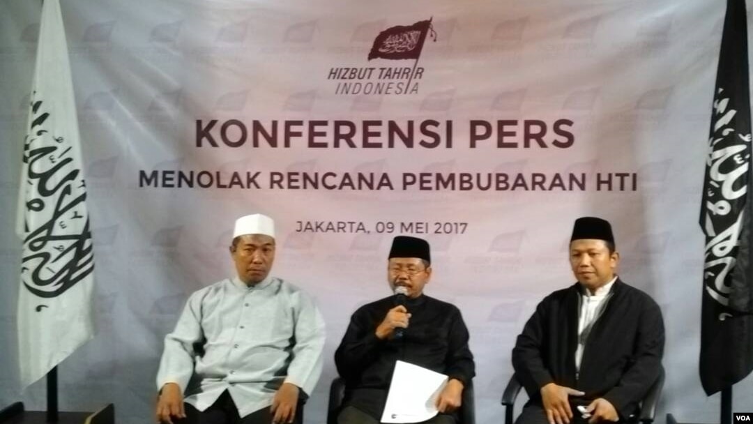 Juru bicara Hizbut Tahrir Indonesia (HTI) Muhammad Ismail Yusanto memberikan keterangan pers seputar rencana Pemerintah membubarkan HTI di kantor DPP HTI Jakarta, Selasa (9/5). (Foto: VOA/Andylala)