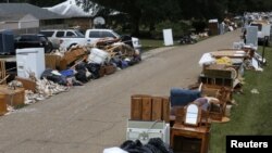 Louisiana Flood Victims Work Together to Survive