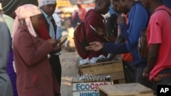 Basemkambo wemali eHarare. (AP Photo/Tsvangirayi Mukwazhi)