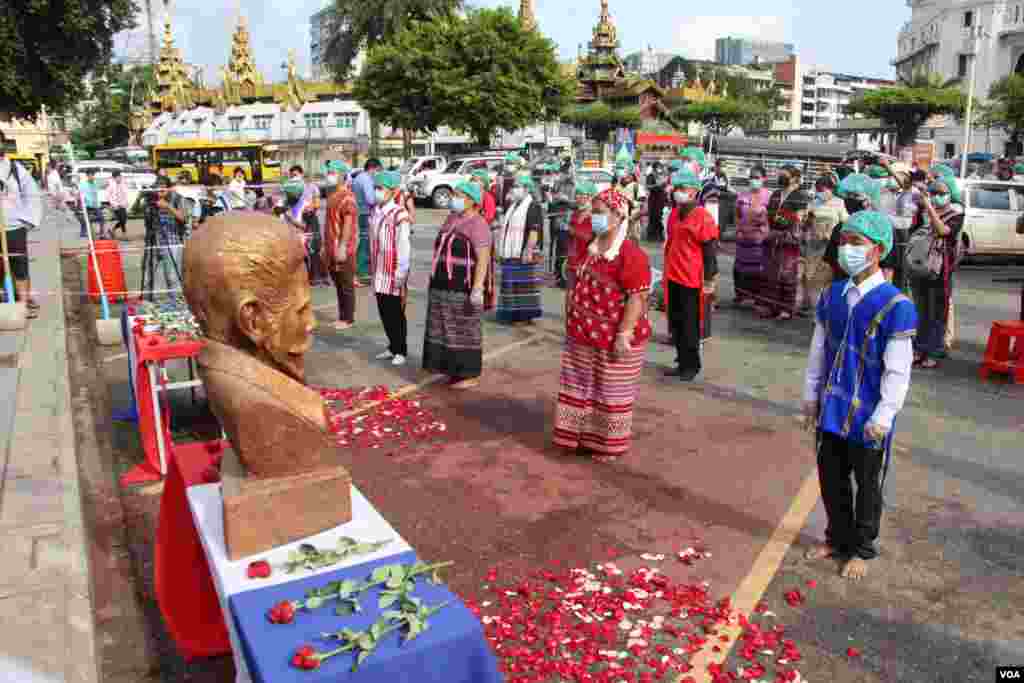 နှစ် ၇၀ ပြည့် ကရင်အာဇာနည်နေ့ကို သြဂုတ်လ ၁၂ ရက်နေ့ မနက်ပိုင်း မဟာဗန္ဓုလ ပန်းခြံရှေ့မှာ ကျင်းပတဲ့ မြင်ကွင်း။ (သြဂုတ် ၁၂၊ ၂၀၂၀)