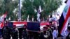 صدها دنباله‌روی «حشد شعبی» برای سوگواری مبارزان‌شان که بر اثر حمله هوایی آمریکا در مرز عراق و سوریه کشته شدند به خیابان‌های بغداد آمدند - ۲۹ ژوئن ۲۰۲۱
