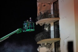 Los socorristas exploraban los balcones del ala del edificio Champlain Towers South en Surfside, que quedó en pie tras desplomarse el resto de la instalación el 24 de junio de 2021.