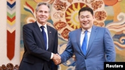 1일 아시아 순방 마지막 국가인 몽골을 방문한 토니 블링컨 미 국무장관이 수도 울란바토르에서 롭상남스라이 어용에르덴 총리와 악수를 나누고 있다.