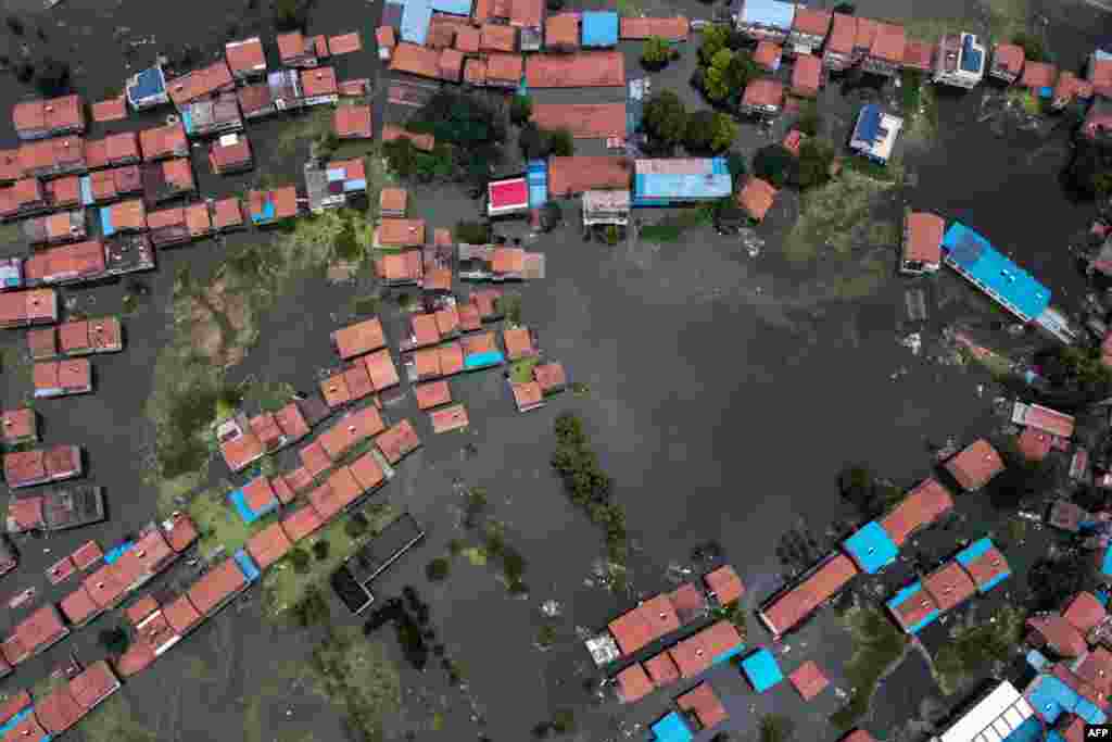 An aerial view shows flooded residential buildings due to rising water levels of the Yangtze river in Jiujiang, China&#39;s central Jiangxi province, July 18, 2020.