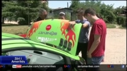Të rinjtë në Gjakovë ndërtojnë makinën e parë elektrike