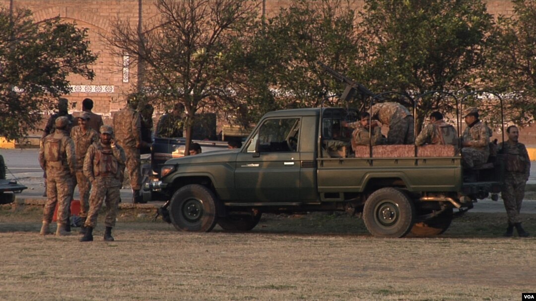 Pasukan keamanan Pakistan mengamankan kampus pasca serangan militan terhadap Universitas Bacha Khan di Charsadda, Pakistan Rabu (20/1).