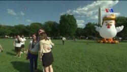 Սպիտակ տան մոտ ի նշան բողոքի տեղադրել են նախագահի սանրվածքով փչովի հսկա թռչուն