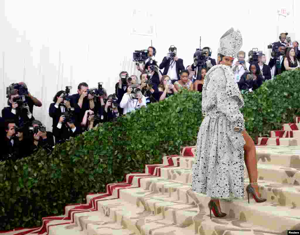 Singer Rihanna arrives at the Metropolitan Museum of Art Costume Institute Gala (Met Gala) to celebrate the opening of &ldquo;Heavenly Bodies: Fashion and the Catholic Imagination&rdquo; in the Manhattan borough of New York, May 7, 2018.