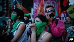 Activistas por el derecho al aborto ven en una pantalla grande a legisladores en sesión fuera del Congreso en Buenos Aires, Argentina, el viernes 11 de diciembre de 2020. 