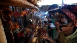 Anggota suku Avá Guarani melaksanakan ritual doa harian di rumah mereka di Guaira, negara bagian Parana, Brasil, pada 2 Agustus 2013. (Foto: Reuters/Lunae Parracho)