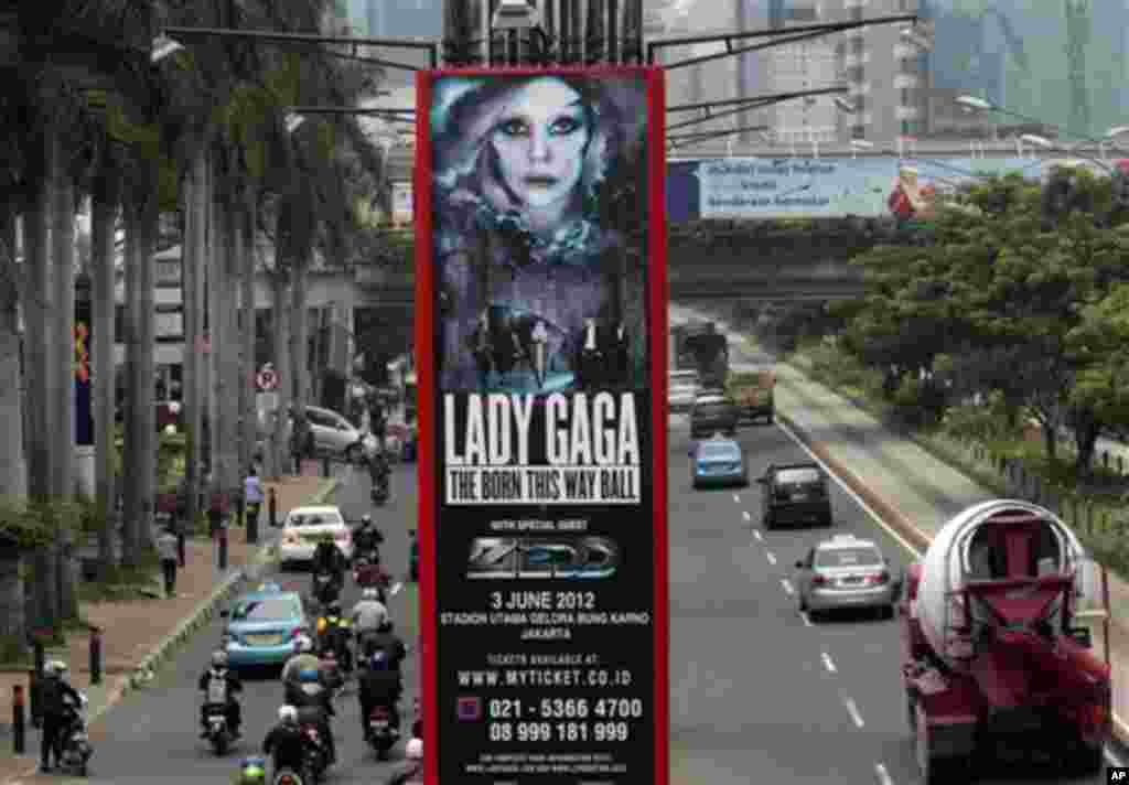 Baliho konser Lady Gaga di Jakarta, yang sedianya berlangsung 3 Juni (AP).