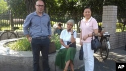 美國醫生德維拉•馬庫斯（中）、美國人權活動人士科迪•奈斯（左）在杭州浙江第四監獄辦公樓前與被關押的異議人士朱虞夫的妻子薑杭莉合影。 （照片由對華援助協會提供）