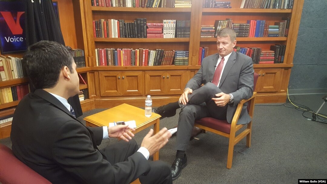 Ayub Khawreen, kiri, dari VOA Afghan Service, mewawancarai pendiri Blackwater Erik Prince tentang usulan kontroversial untuk memprivatisasi sebagian besar perang Amerika Serikat di Afghanistan. 